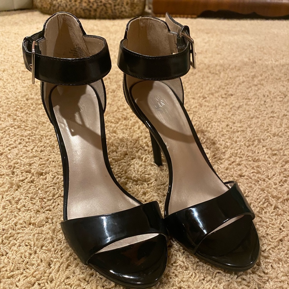 9&co black & white heels